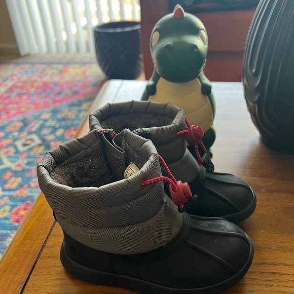 Toddler Unisex UGG Waterproof Winter Boots - Picture 8 of 9